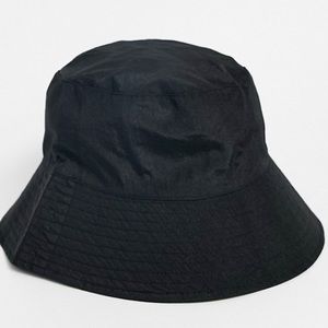 URBAN OUTFITTERS BUCKET HAT
